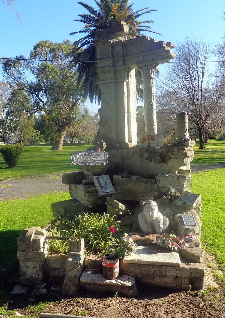 Jose Betinotti monument